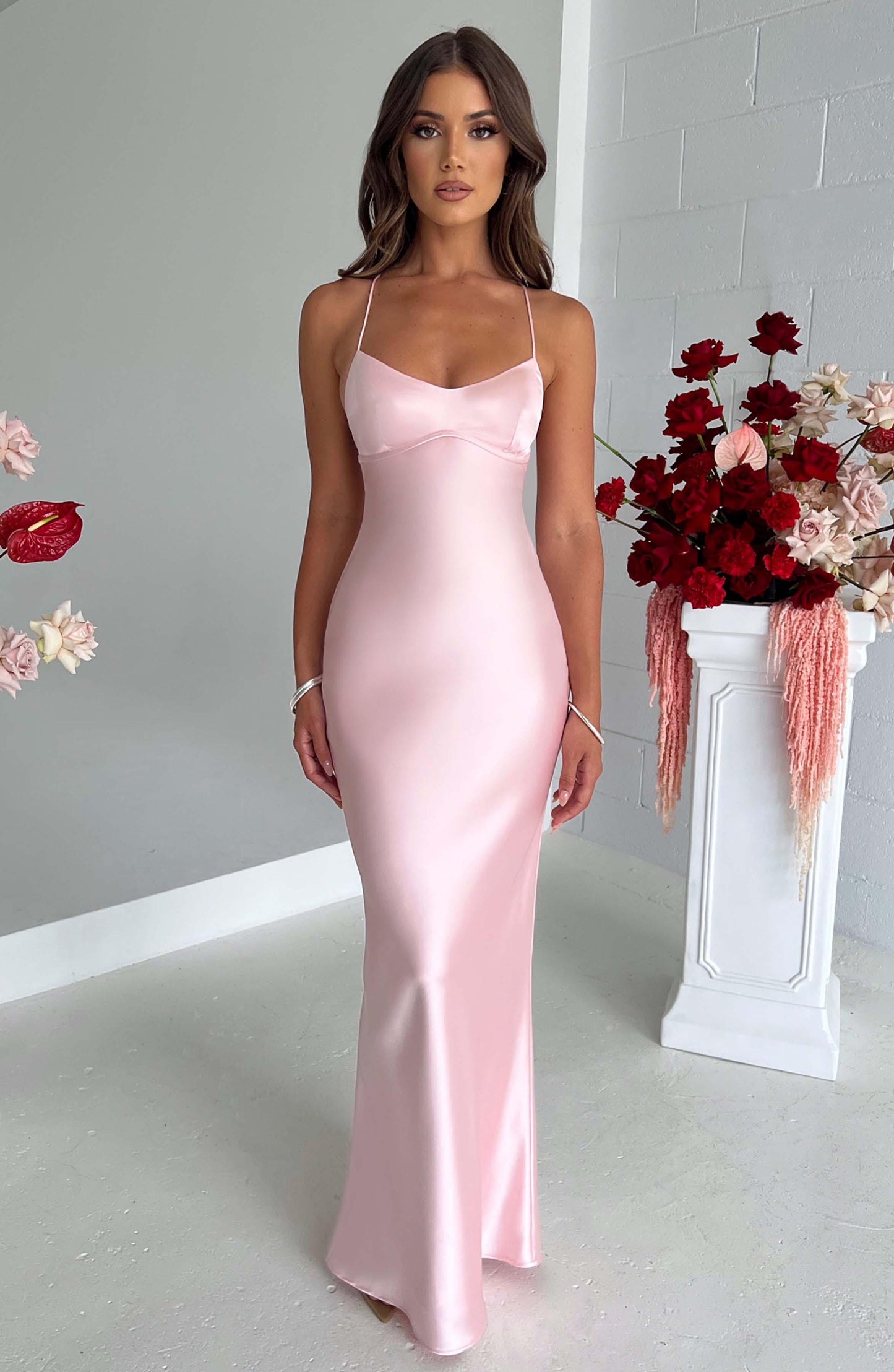 Sophie – Elegant satin long dress with open back and crossed ties