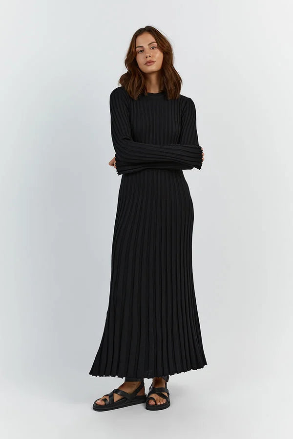 Sophie – Elegant Long Dress with Ethereal Lines