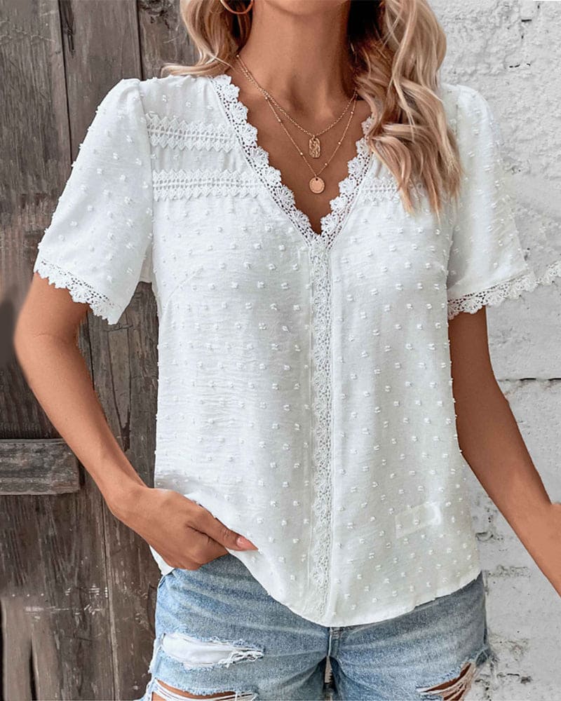Léa Elegant Blouse in Soft Lace