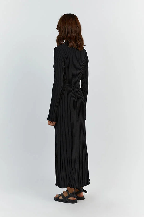 Sophie – Elegant Long Dress with Ethereal Lines