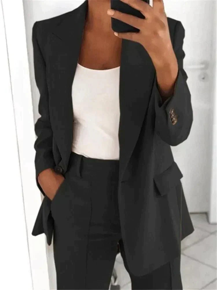 Emma – Elegant women's pantsuit with refined blazer
