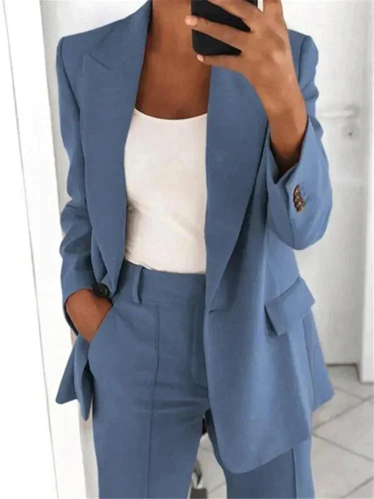 Emma – Elegant women's pantsuit with refined blazer