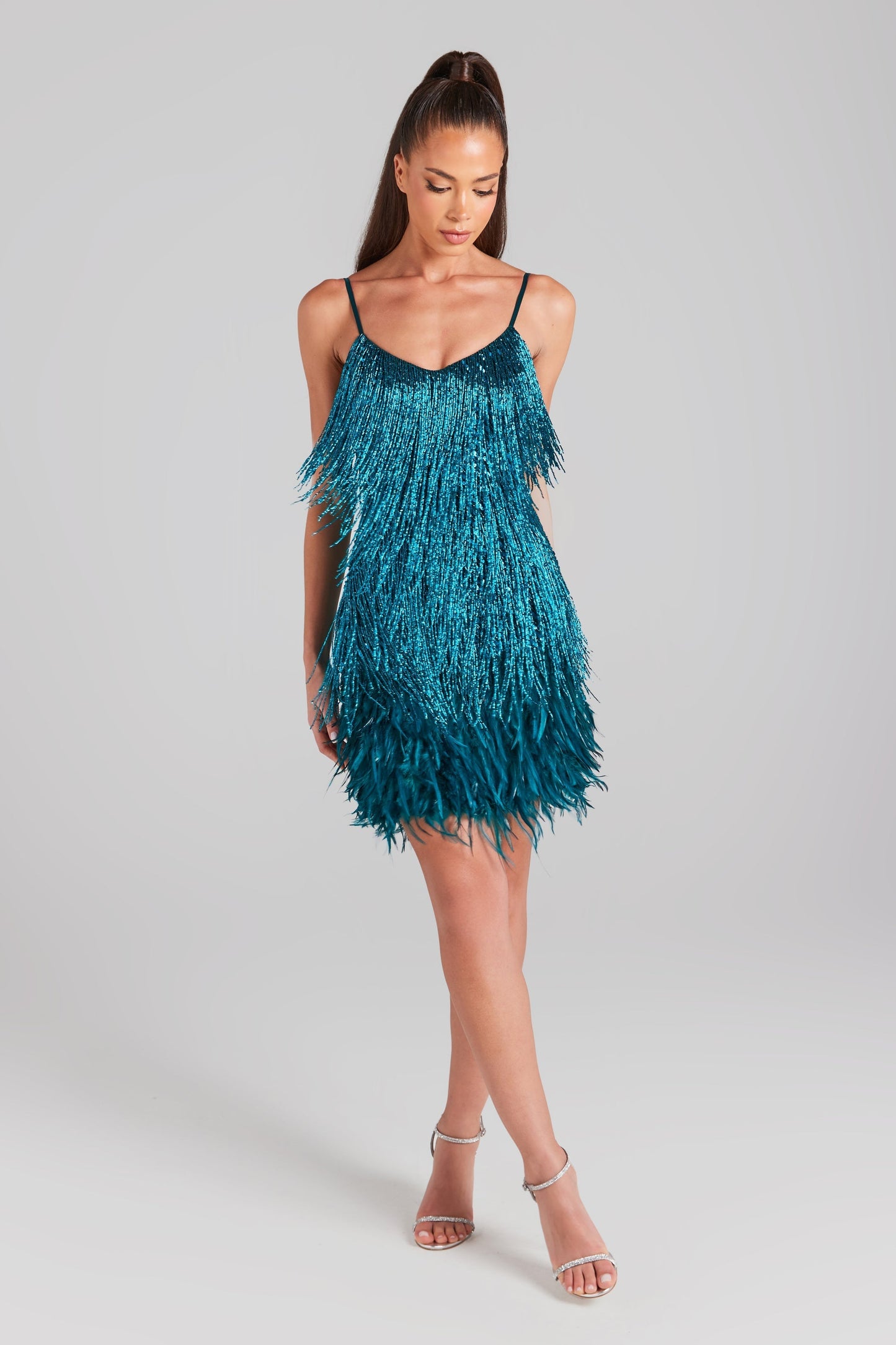 Sophie – Robe Éblouissante et Confortable à Paillettes et Détails Plume