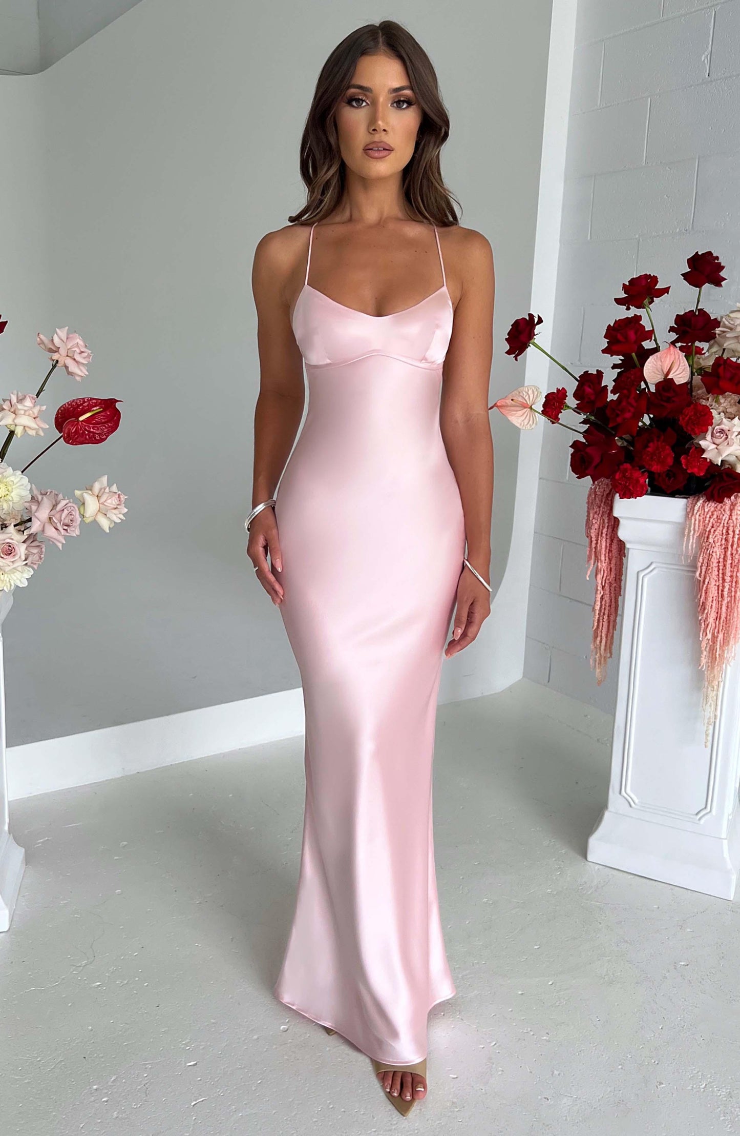 Sophie – Elegant satin long dress with open back and crossed ties