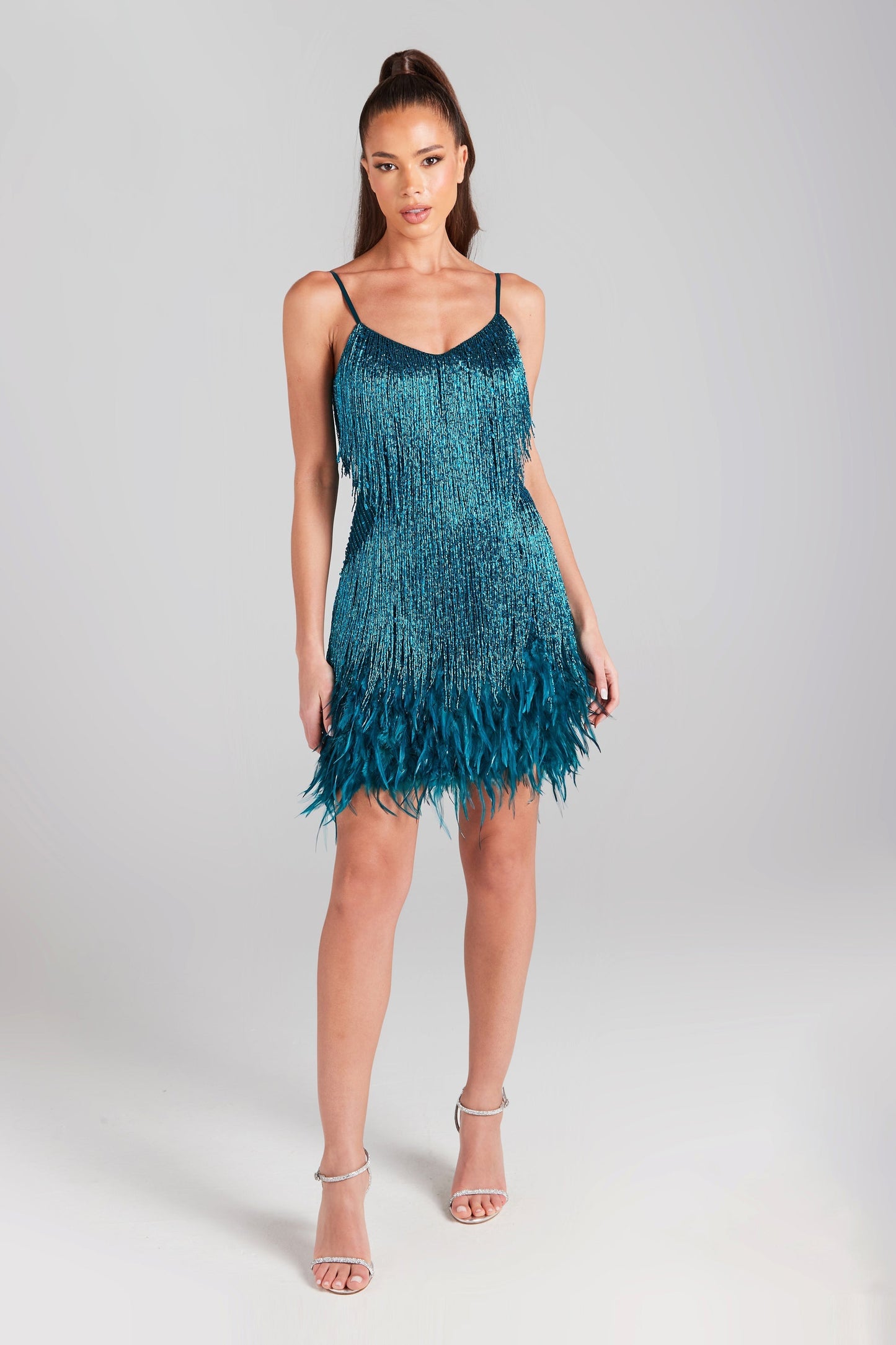 Sophie – Robe Éblouissante et Confortable à Paillettes et Détails Plume