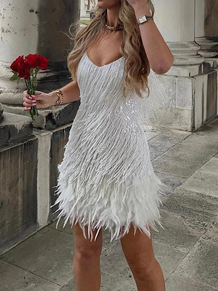 Sophie – Robe Éblouissante et Confortable à Paillettes et Détails Plume