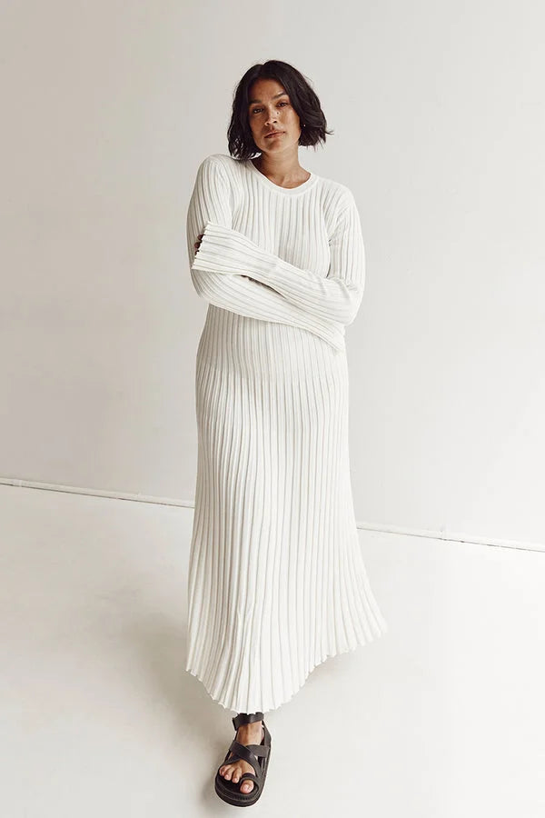 Sophie – Elegant Long Dress with Ethereal Lines