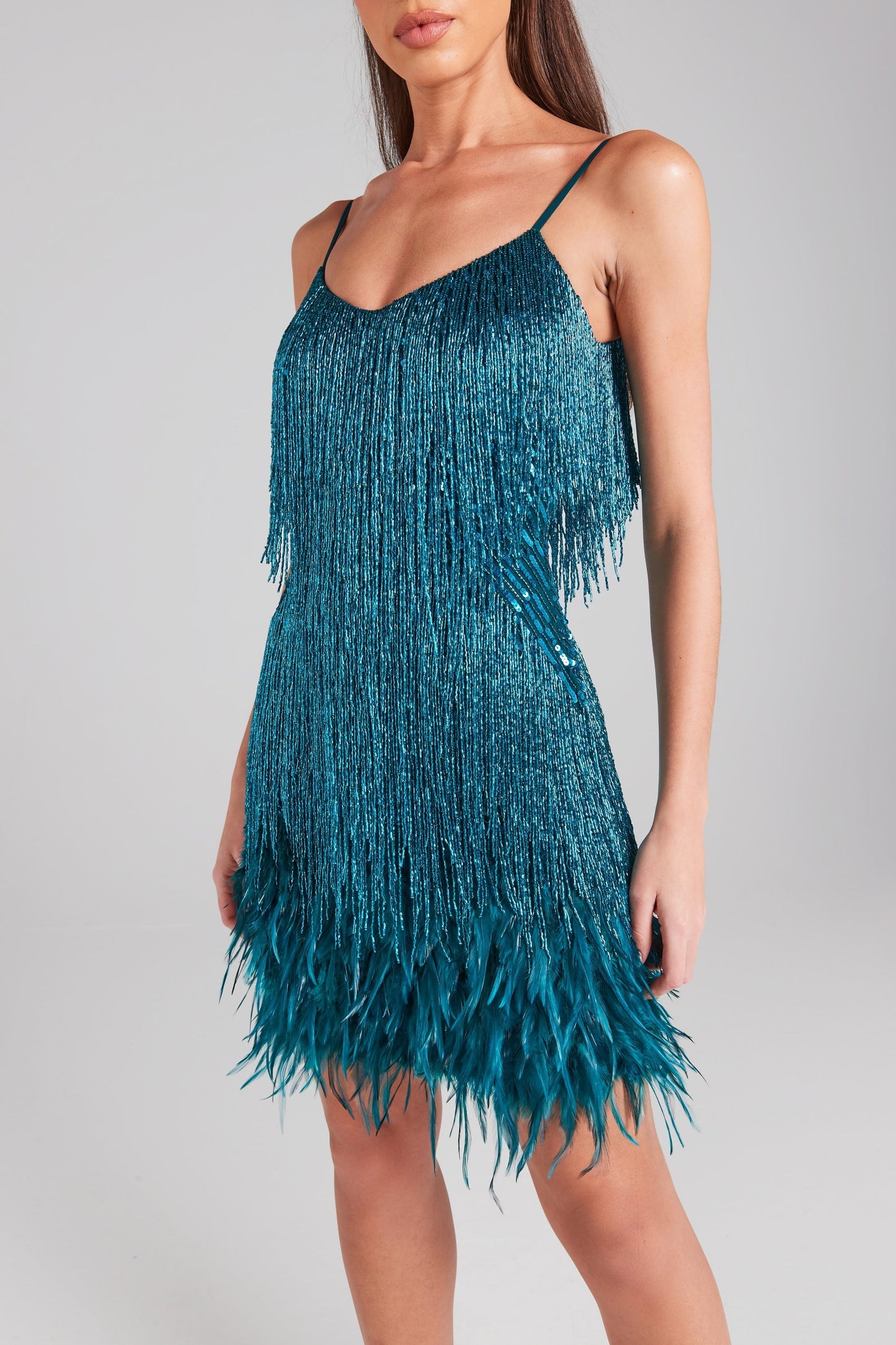 Sophie – Robe Éblouissante et Confortable à Paillettes et Détails Plume