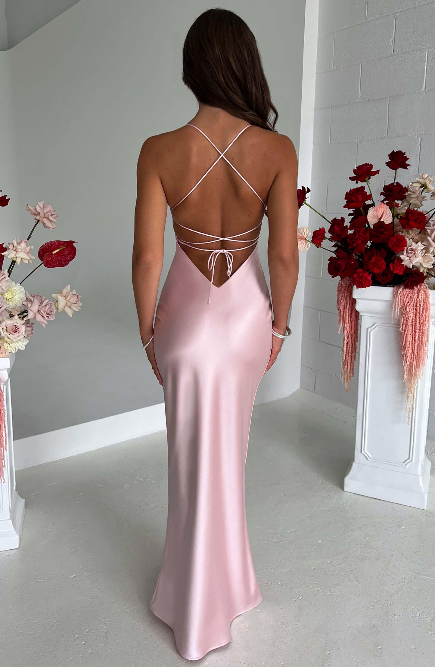 Sophie – Elegant satin long dress with open back and crossed ties