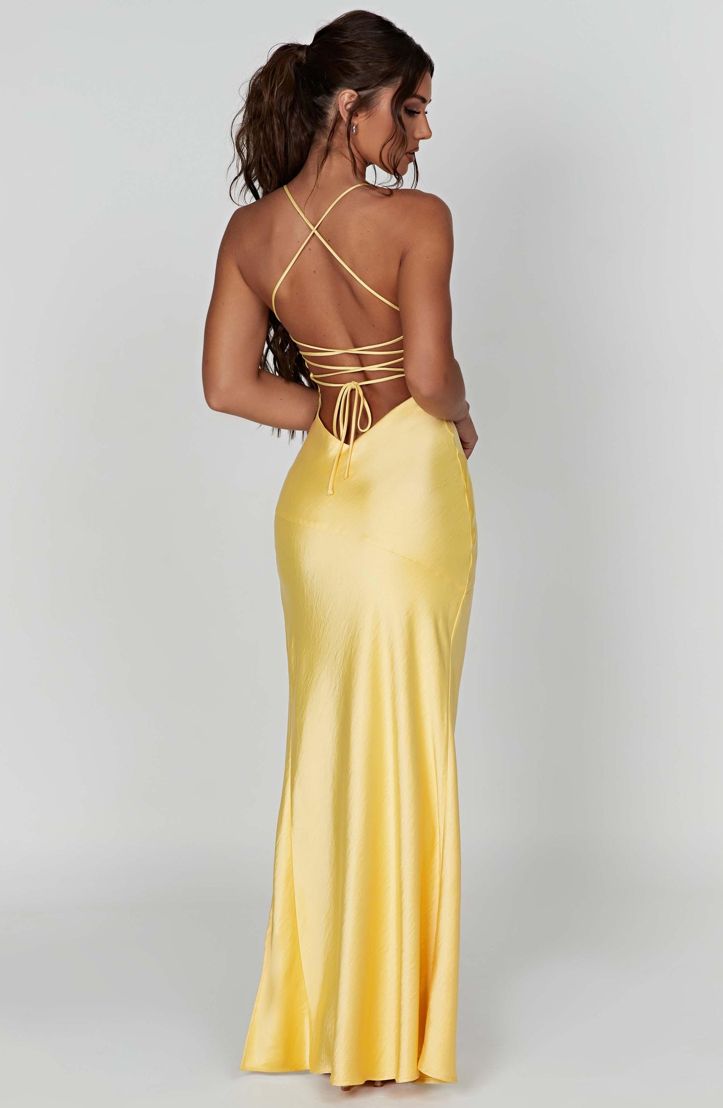 Sophie Élégante Robe Longue en Satin Luxe à Dos Nu et Fente