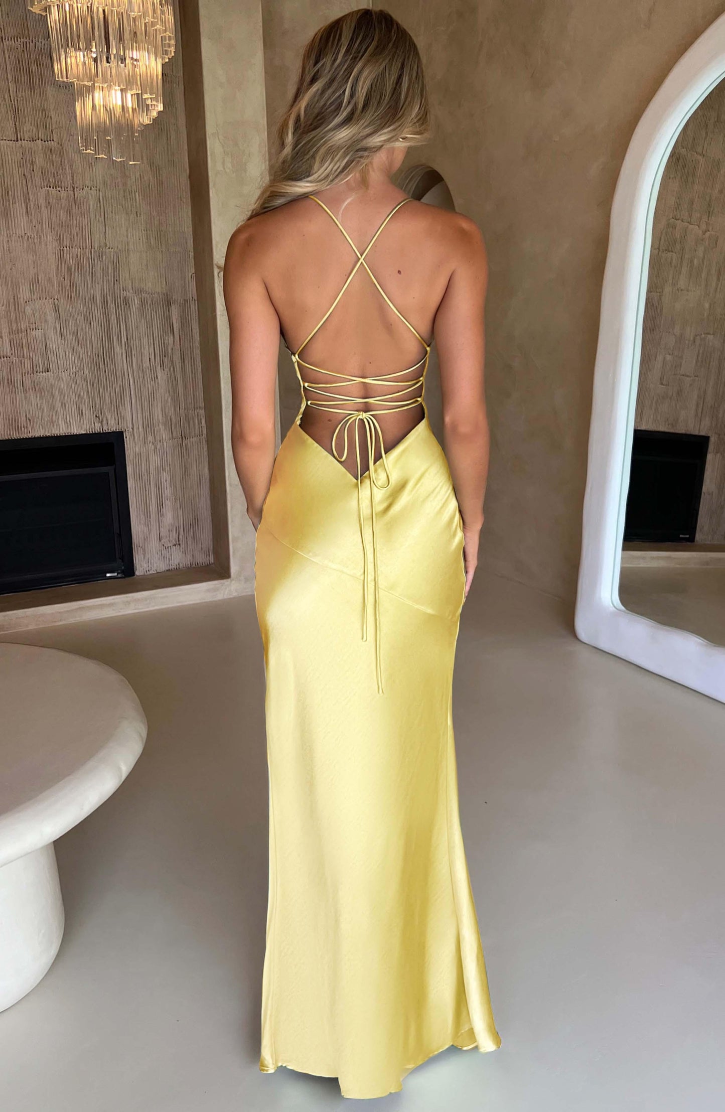 Sophie Élégante Robe Longue en Satin Luxe à Dos Nu et Fente