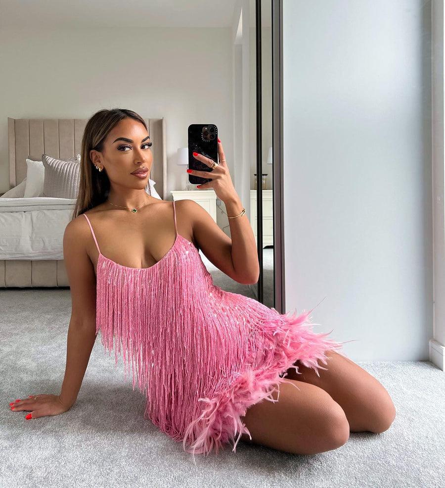 Sophie – Robe Éblouissante et Confortable à Paillettes et Détails Plume
