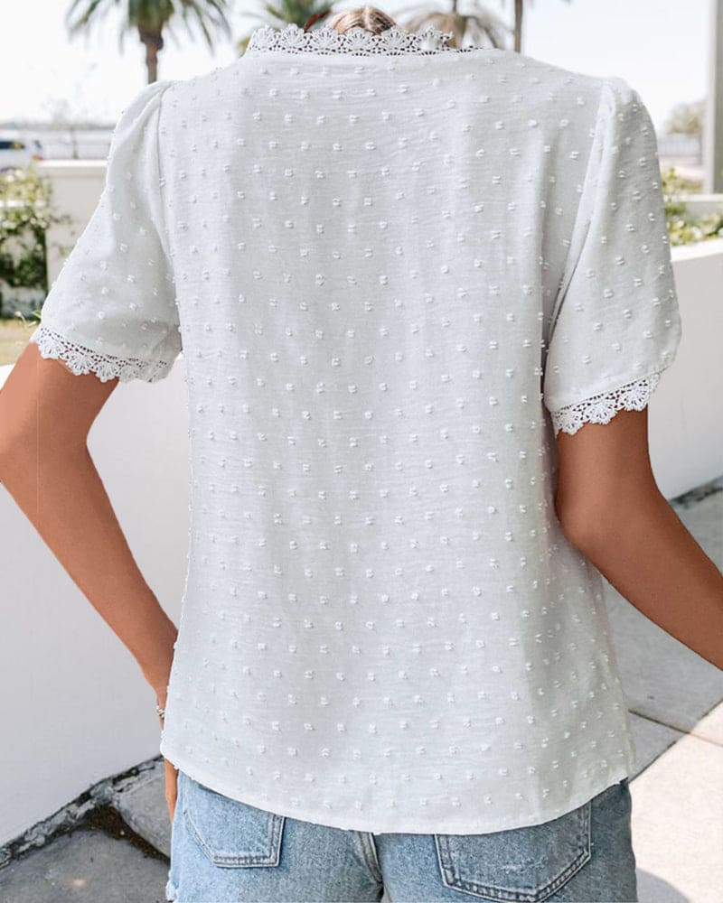 Léa Elegant Blouse in Soft Lace