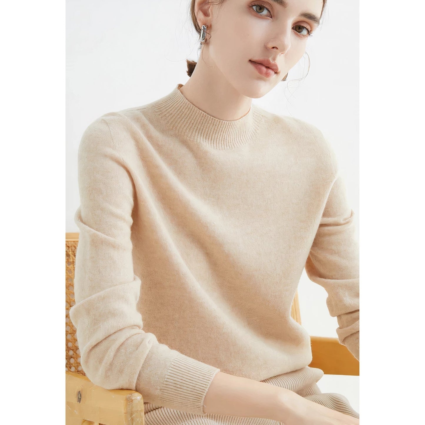 Emma Soft and Elegant Cashmere Sweater with Round Neck