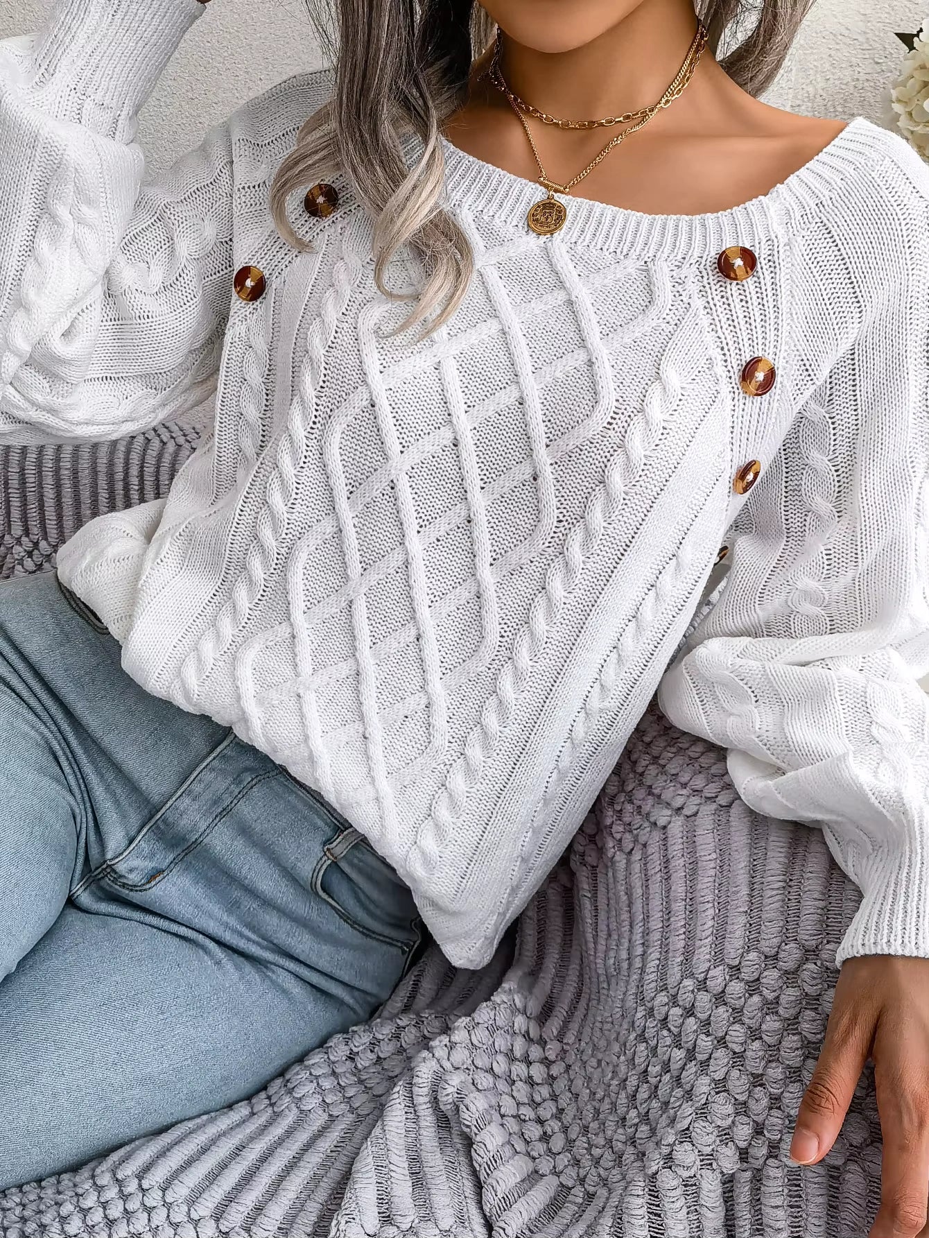 Chic Wool Women's Sweater with Shells