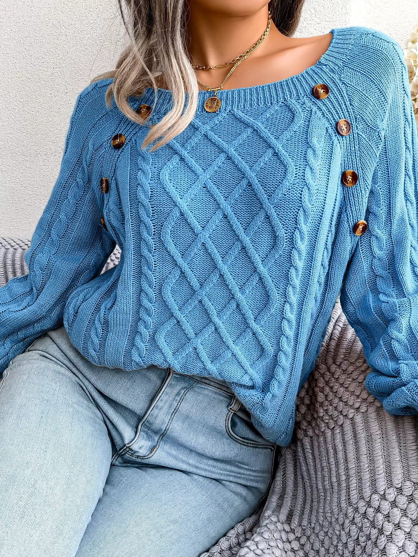 Chic Wool Women's Sweater with Shells