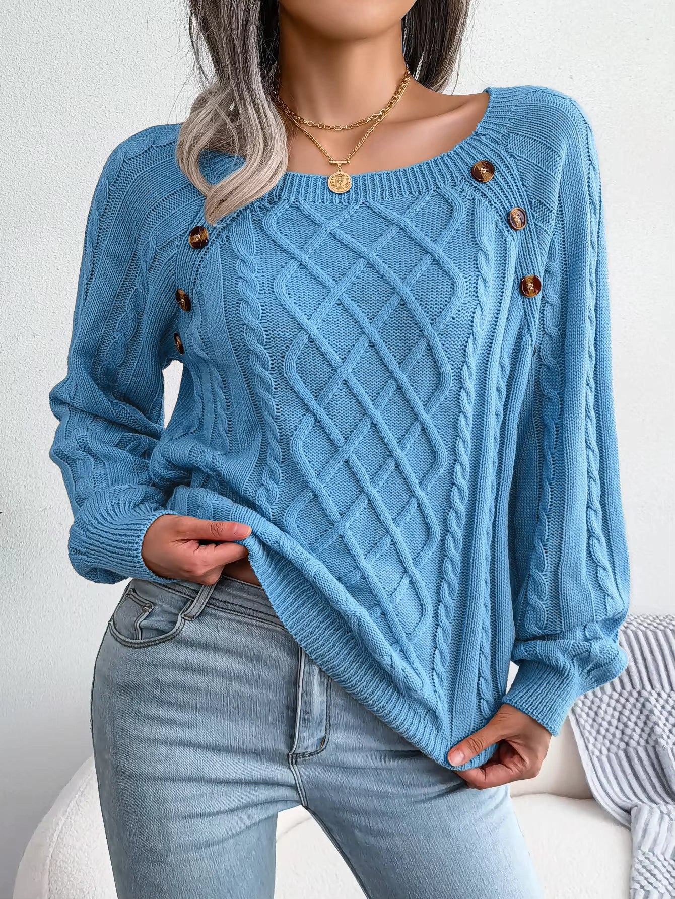 Chic Wool Women's Sweater with Shells