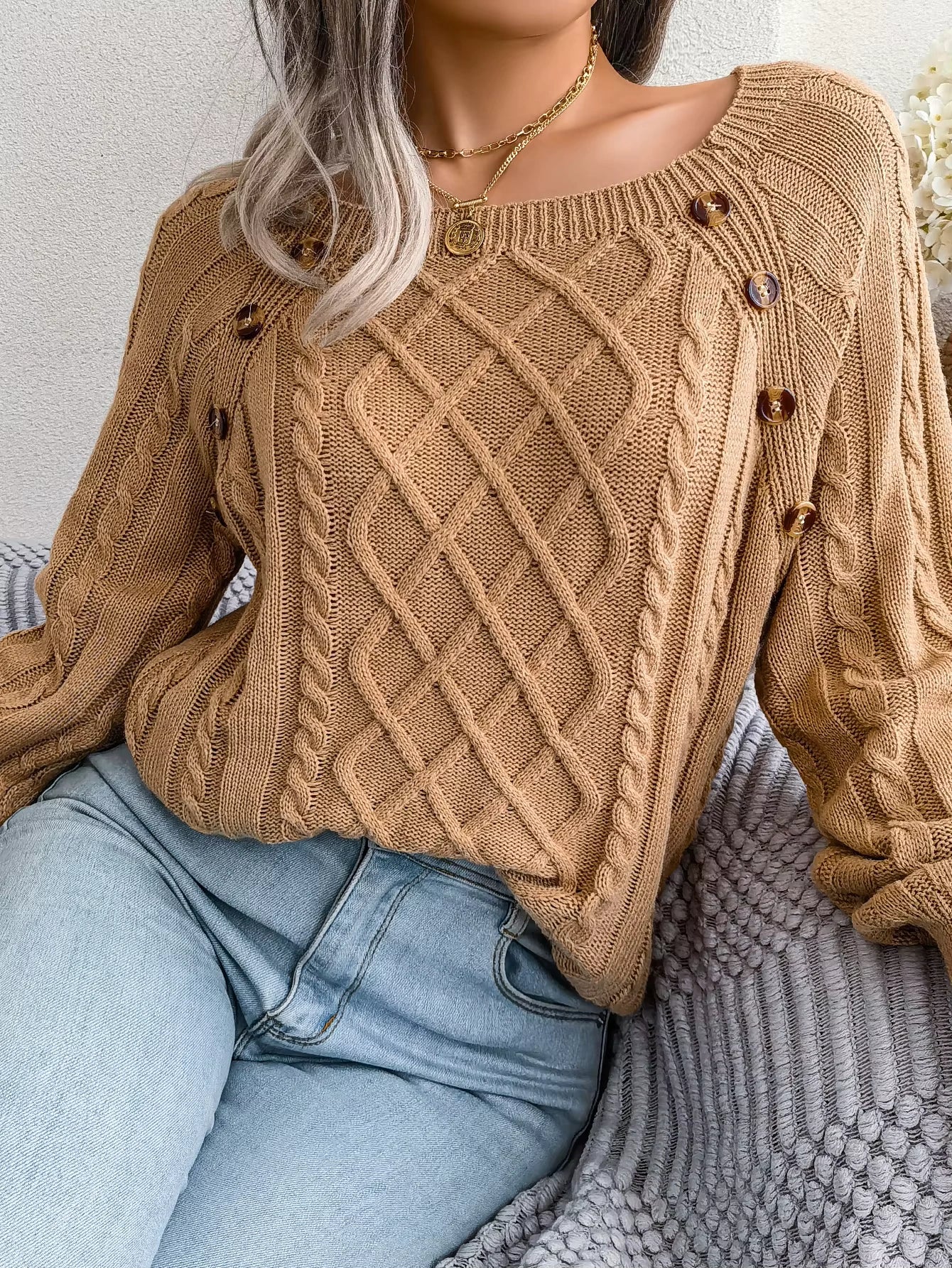 Chic Wool Women's Sweater with Shells