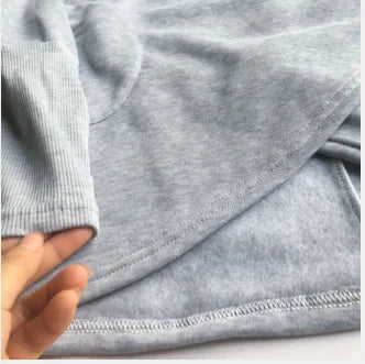 Sophie – Felpa con cappuccio asimmetrica elegante e moderna