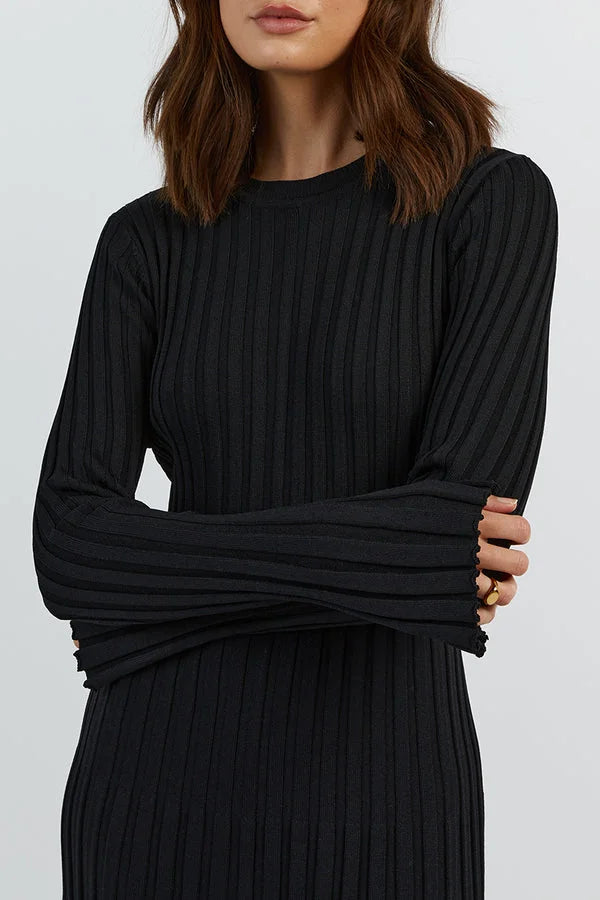 Sophie – Elegant Long Dress with Ethereal Lines