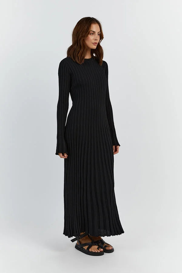Sophie – Elegant Long Dress with Ethereal Lines