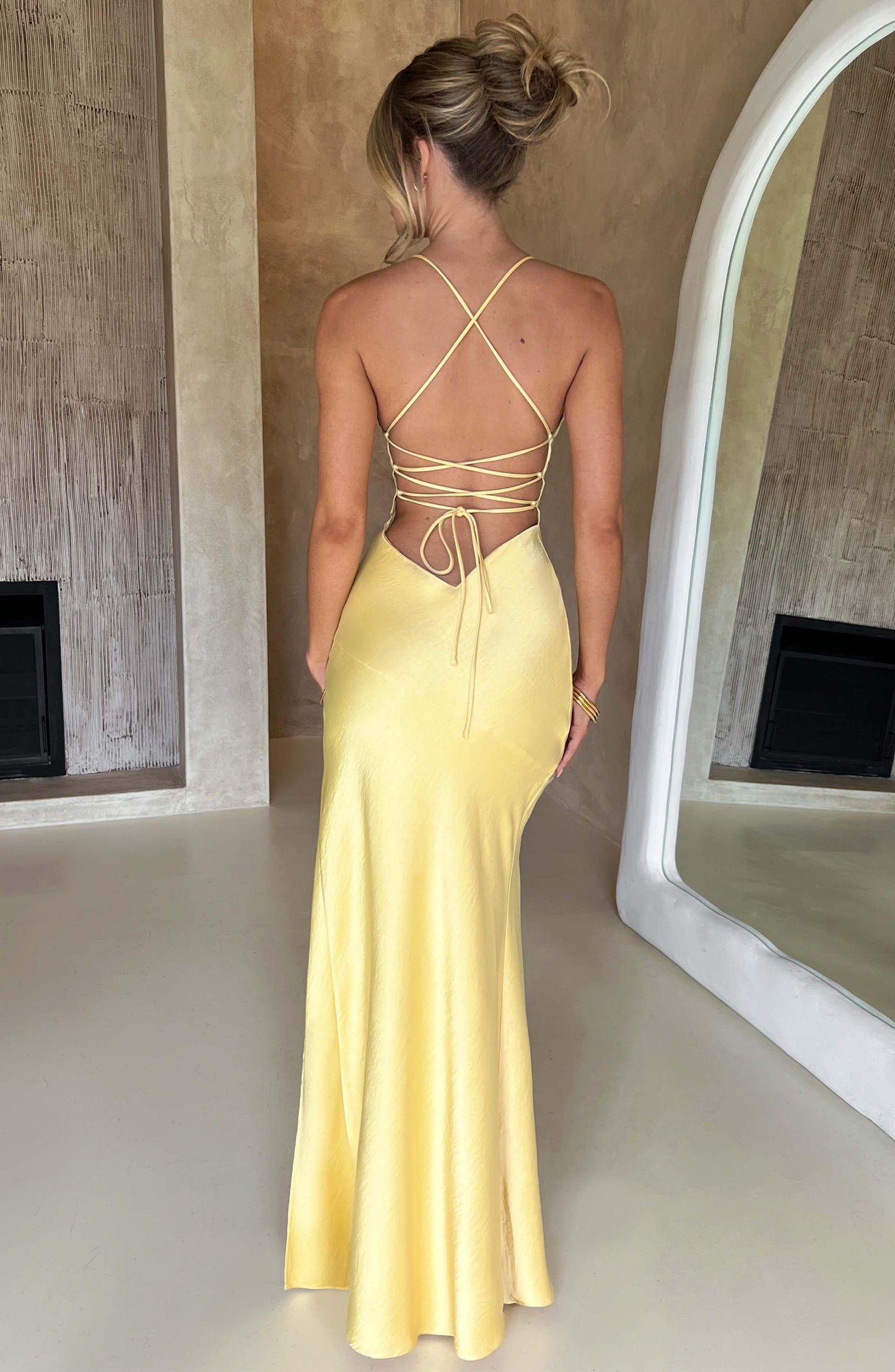 Sophie Élégante Robe Longue en Satin Luxe à Dos Nu et Fente