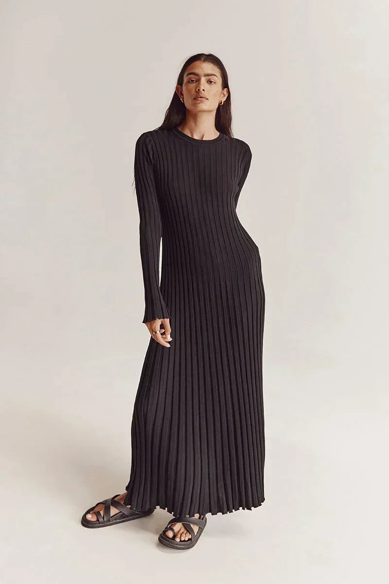 Sophie – Elegant Long Dress with Ethereal Lines