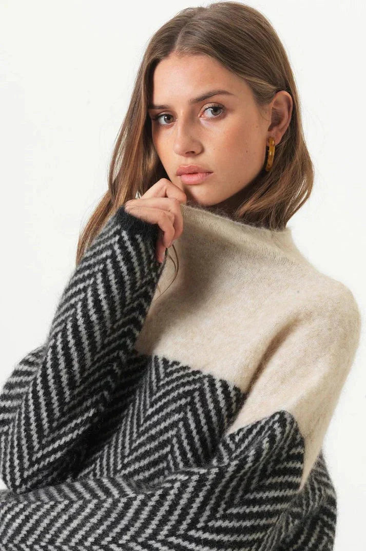Emma – Soft pullover with chevron pattern