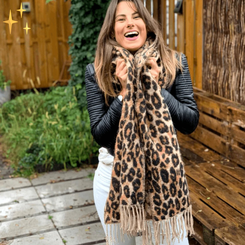 Emma – Soft and Elegant Scarf with Leopard Pattern