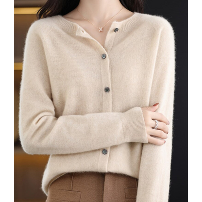 Sophie – Soft and elegant cardigan in fine knit