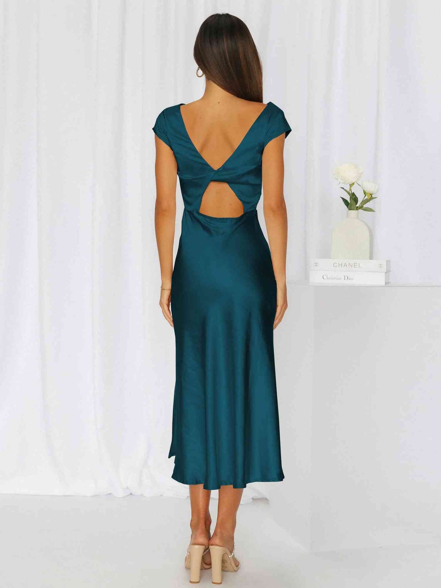 Léa Elegant Sleeveless Midi Dress